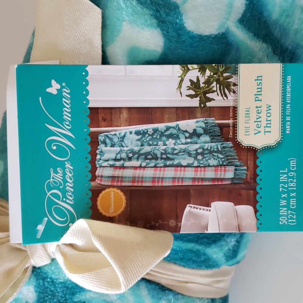 Pioneer Woman Evie Floral Velvet Plush Reversible Throw 50" x 72" NWT Blanket - Picture 7 of 9